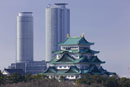 名古屋城と高層ビル