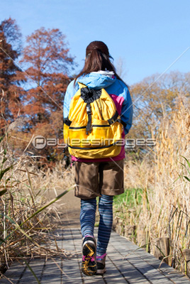 登山する女性の後ろ姿 人物無料写真素材 フリーイメージ